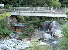 �������̉��ɂ���V�䍂�̓�